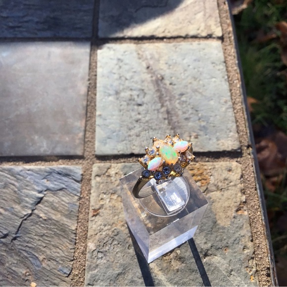 1960's UNCAS Costume Ring, Faux Opals, Clear Rhinestones, Gold Tone. - Picture 5 of 6